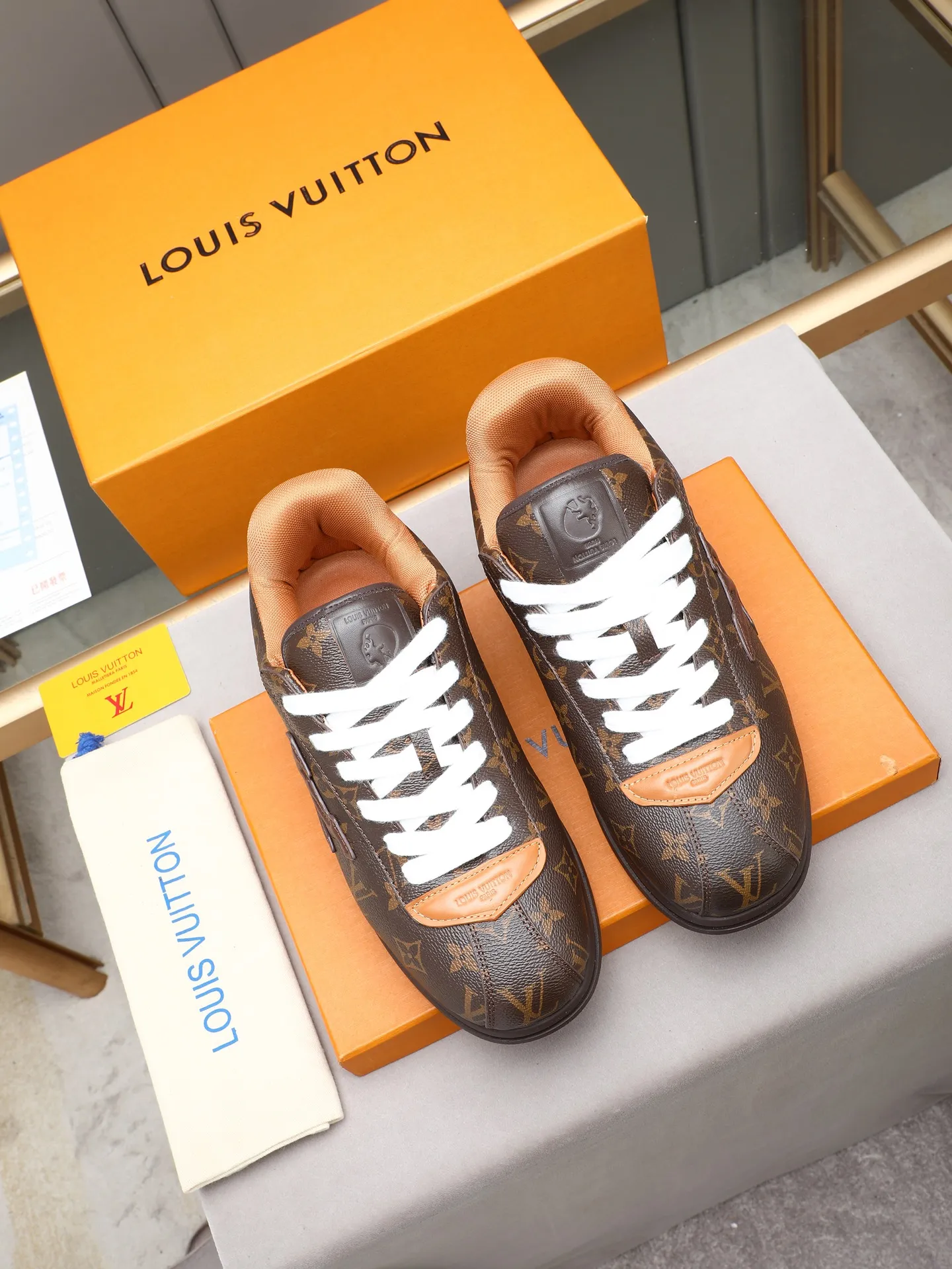 PP560 LV Louis Vuitton L Jialu Brand Runner Tatic Series Thick-soled Casual Sports Shoes Running Shoes Original purchase, development and production This LV Runner Tatic sports shoe combines technical materials such as mesh fabric and ribbons to interpret the inspiration of traditional mountaineering shoes. LV letters are written on one side, the lariat buckle of the quick lacing system is embellished with Monogram flowers and Louis Vuitton logos, and the light and wear-resistant rubber outsole completes the whole. ▪️Fabric: Original imported cowhide + mesh ▪️Inner lining: Original customized breathable mesh ▪️Sole: Original open-molded anti-slip rubber combination material ▪️Size: Men's 38-44 (customized for 45 and 46)